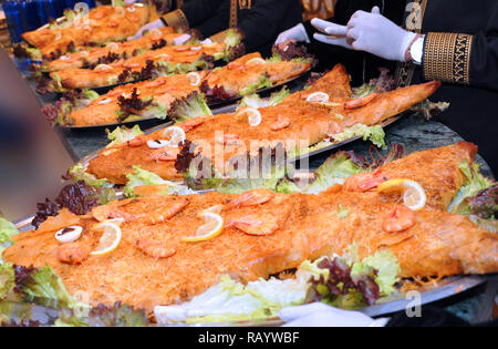 Bastilla / Pastilla - Garnelen Bastilla, Kuchen gefüllt mit Garnelen und süßen und salzigen Gewürzen - Marokko. Stockfoto