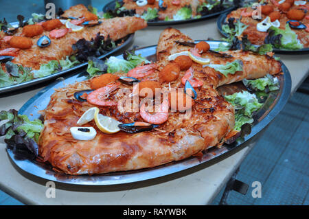 Bastilla / Pastilla - Garnelen Bastilla, Kuchen gefüllt mit Garnelen und süßen und salzigen Gewürzen - Marokko. Stockfoto