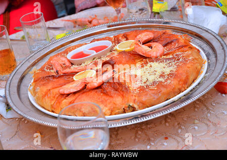 Bastilla / Pastilla - Garnelen Bastilla, Kuchen gefüllt mit Garnelen und süßen und salzigen Gewürzen - Marokko. Stockfoto