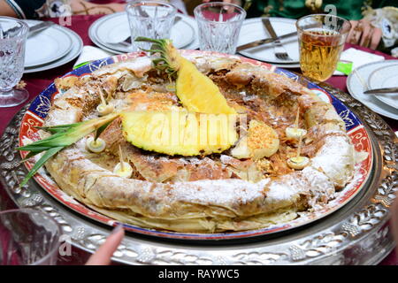 Bastilla / Pastilla - Garnelen Bastilla, Kuchen gefüllt mit Garnelen und süßen und salzigen Gewürzen - Marokko. Stockfoto