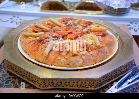 Bastilla / Pastilla - Garnelen Bastilla, Kuchen gefüllt mit Garnelen und süßen und salzigen Gewürzen - Marokko. Stockfoto