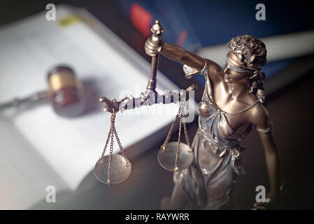 Lady Gerechtigkeit, Themis, Statue von Gerechtigkeit auf Bücher Hintergrund. Gesetz Konzept mit Gerechtigkeit figurine in Bibliothek Stockfoto