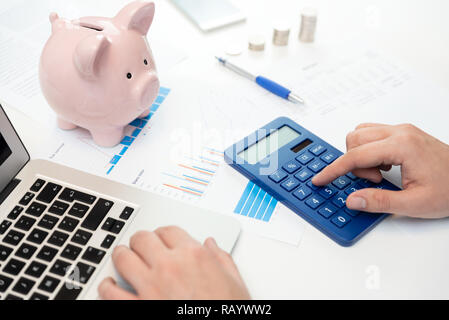 Man berechnet die Einsparung. Budgetplanung Konzept. Unternehmer, die im Büro Stockfoto