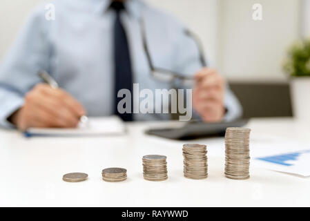 Buchhalter berechnet die Einsparung. Budgetplanung Konzept. Unternehmer, die im Büro. Stockfoto