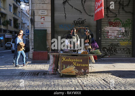 Athen, Griechenland - 01 Mai, 2015: Der Mann, der den Verkauf von gegrilltem Mais an Ermoy Straße in Athen, Griechenland. Stockfoto