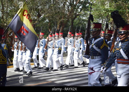 Kadetten der Philippinischen Militärakademie (PMA) Durchführen von marschierenden während der Feier der Länder Independence Day in Baguio City Philippinen Stockfoto