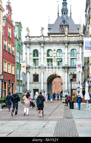 Danzig, Polen - 26. Juni 2018: Touristen, die berühmte Golden Gate in der Altstadt von Danzig. Stockfoto