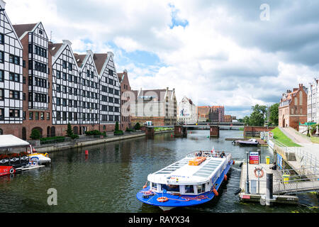 Danzig, Polen - 26. Juni 2018: Touristische Kreuzfahrtschiff am Fluss Mottlau in der historischen Altstadt von Gdansk City Stockfoto