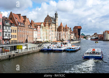 Danzig, Polen - 26. Juni 2018: Touristische Kreuzfahrtschiff am Fluss Mottlau in der historischen Altstadt von Gdansk City Stockfoto