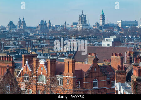 Die Skyline von London, Chelsea Schornsteine und Dächer im Vordergrund und die historischen Naturhistorischen Museen in der Ferne Stockfoto