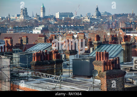 Die Skyline von London, Chelsea Schornsteine und Dächer im Vordergrund und die historischen Naturhistorischen Museen in der Ferne Stockfoto