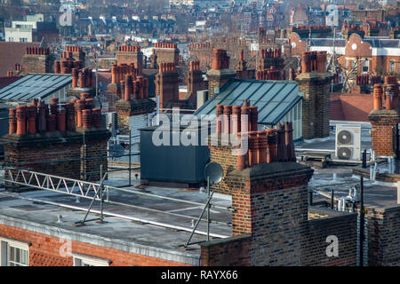 Die Skyline von London, Chelsea Schornsteine und Dächer im Vordergrund und die historischen Naturhistorischen Museen in der Ferne Stockfoto