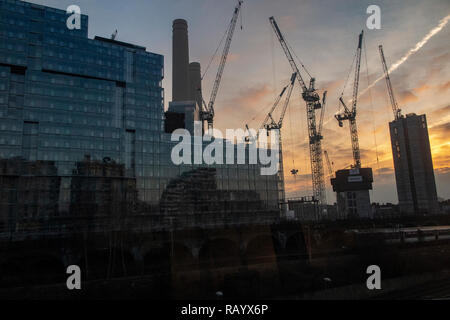 Einen schönen Sonnenaufgang mit Battersea Power Station im Vordergrund. Stockfoto