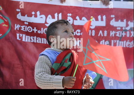 Marokkanische Kind stolz die marokkanische Flagge - Kind von der marokkanischen Sahara. Das Foto wurde in Rabat am 13. März 2016 getroffen Stockfoto