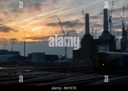 Einen schönen Sonnenaufgang mit Battersea Power Station im Vordergrund. Stockfoto