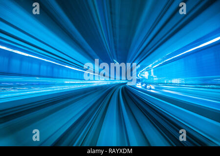 Motion Blur von Yurikamome Linie Bewegung Tunnel in Tokio, Japan. Stockfoto