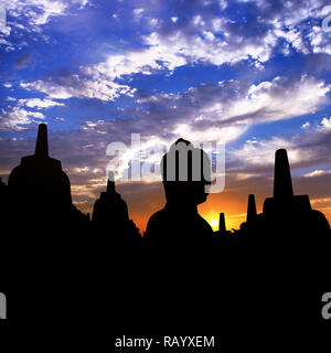 Silhouette Borobudur-Tempel bei Sonnenaufgangszeit mit Licht platzen, Yogyakarta, Java, Indonesien. Stockfoto