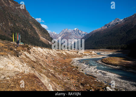 Fluss aus Eis schmelzen auf Berg Landschaft Blick auf Lachung, klare Wetter Tag Zeit, Sikkim, Indien Stockfoto