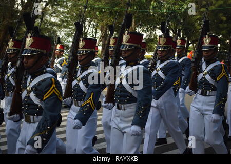 Kadetten der Philippinischen Militärakademie (PMA) Durchführen von marschierenden während der Feier der Länder Independence Day in Baguio City Philippinen Stockfoto