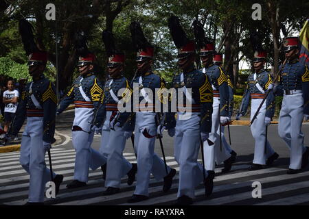 Kadetten der Philippinischen Militärakademie (PMA) Durchführen von marschierenden während der Feier der Länder Independence Day in Baguio City Philippinen Stockfoto