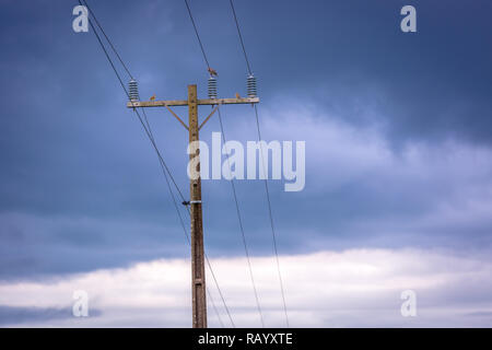 Eine elektrische Pole in einem bewölkten Himmel Stockfoto