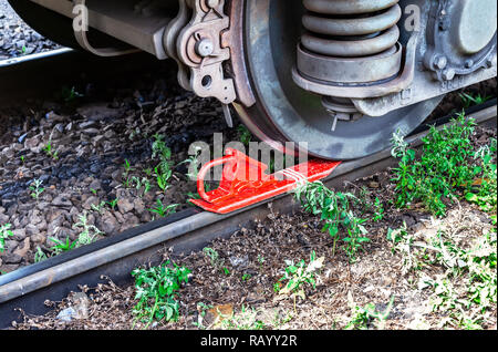 Güterwagen mit roten Bremsbacke auf dem Bahnhof gesichert Stockfoto