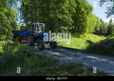 Solowki, der Republik Karelien, Russland - 25. JUNI 2018: Traktor mit Anhänger die Bewegung entlang einer Forststraße auf solowki Insel. Solovetsky Inselgruppe, Arkha Stockfoto