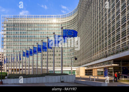 Brüssel, Belgien - May 30, 2014: Zeile der EU-Flaggen vor der EU-Kommission in Brüssel. Stockfoto