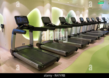 ROTTERDAM - 24.11.2016: Reihe der Laufbänder im Fitnesscenter an Bord eines Kreuzfahrtschiffes. Stockfoto