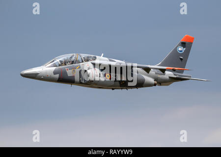 FLORENNES, Belgien - 15. Juni 2017: Belgische Luftwaffe Alpha Jet Trainer Jet Florennes Airbase durch überfliegen. Stockfoto