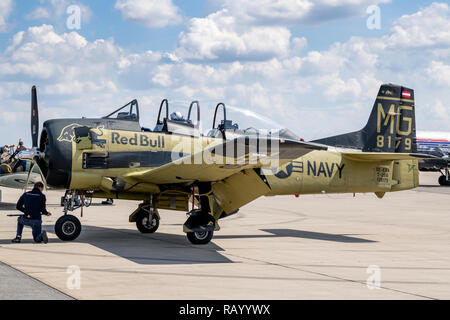 BERLIN, DEUTSCHLAND - Apr 27, 2018: Vintage ehemalige US Navy North American T-28 Trojan Ebene von der Flying Bulls auf dem Rollfeld in Berlin ILA Airshow. Stockfoto