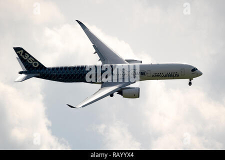 BERLIN - Apr 27, 2018: Die neuen Airbus A350 XWB PKW Flugzeug im Flug auf der ILA Berlin Air Show. Stockfoto