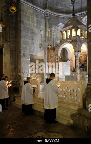 Franziskaner die Durchführung der täglichen Messe vor der Armenischen Kapelle der Teilung der Kleider oder die Roben in der Kirche des Heiligen Grabes im christlichen Viertel der Altstadt Ost Jerusalem Israel Stockfoto