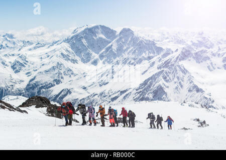 Eine Gruppe von Bergsteigern zu Fuß hoch in die Berge. Stockfoto