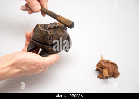 Frosch - Rassel isoliert auf einem weißen Hintergrund ein Symbol für Reichtum und Wohlstand. Stockfoto