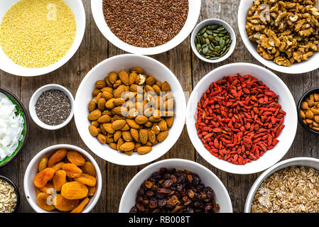 Tabelle mit Nahrung, Auswahl der Superfoods, Früchte, Beeren, Nüsse, Samen, Bestandteile von gesundes Frühstück Stockfoto