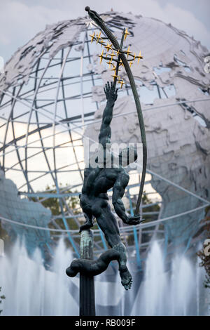 Die Rakete Werfer Bronze Skulptur, Flushing Meadows Corona Park, Queens, New York, USA, Unisphere im Hintergrund Stockfoto