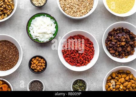 Tabelle mit Nahrung, Auswahl der Superfoods, Früchte, Goji Beeren, Nüsse, Samen, Getreide, Bestandteile von gesundes Frühstück Stockfoto