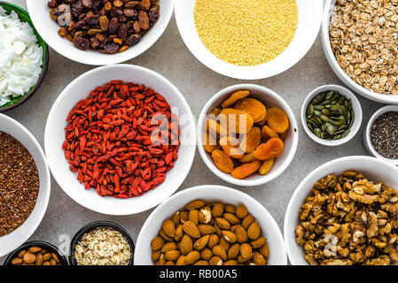 Bestandteile von Frühstück, gesunde superfood am Tisch, Essen, vegetarische Ernährung Konzept Stockfoto