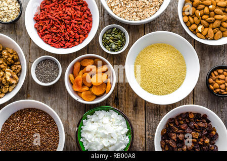 Bestandteile von Frühstück, gesunde superfood am Tisch, Essen, vegetarische Ernährung Konzept Stockfoto