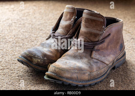 In der Nähe von ein paar Herren Leder alte, abgetragene Schuhe Stockfoto