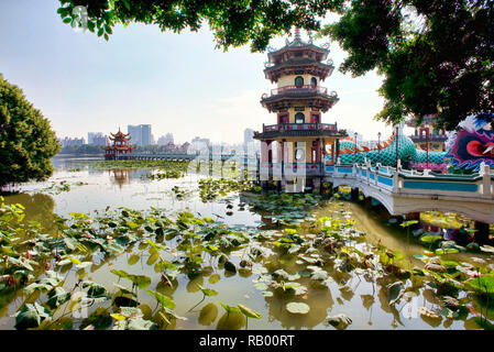 Kaohsiung, Taiwan - Dez. 9,2018-Dragon Pagode Gehweg in der Lotus Lake in Kaohsiung, Taiwan. Stockfoto