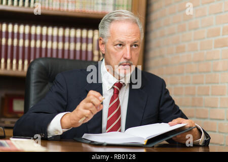 Senior Anwalt Geschäftsmann seine Notizen im Home Office lesen, gut aussehender Geschäftsmann Stockfoto