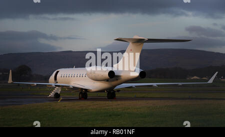 Eine sehr teure Biz Jet (Global 5000) sitzt auf einem abgelegenen Teil des Flughafens erwartet die Gäste an Bord. Der internationale Flughafen Glasgow, Glasgow, Großbritannien - 28. Stockfoto