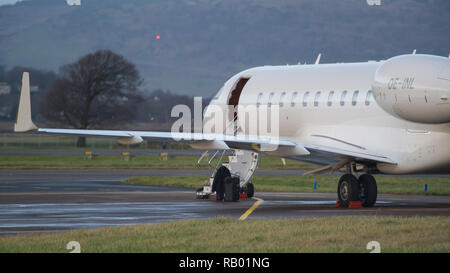 Eine sehr teure Biz Jet (Global 5000) sitzt auf einem abgelegenen Teil des Flughafens erwartet die Gäste an Bord. Der internationale Flughafen Glasgow, Glasgow, Großbritannien - 28. Stockfoto