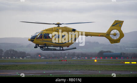 Der schottische Air Ambulance Service bietet wichtige lebensrettende Dienste für den National Health Service. Der internationale Flughafen Glasgow, UK. Stockfoto