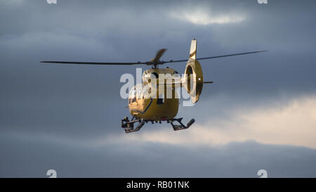 Der schottische Air Ambulance Service bietet wichtige lebensrettende Dienste für den National Health Service. Der internationale Flughafen Glasgow, UK. Stockfoto