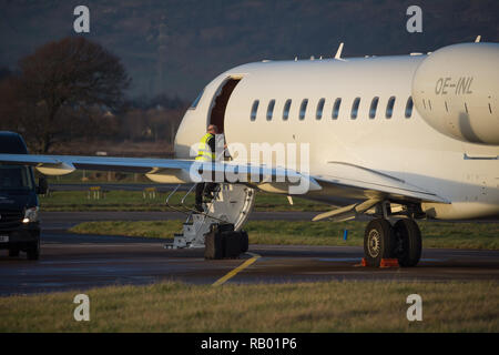 Eine sehr teure Biz Jet (Global 5000) sitzt auf einem abgelegenen Teil des Flughafens erwartet die Gäste an Bord. Der internationale Flughafen Glasgow, Glasgow, Großbritannien - 28. Stockfoto