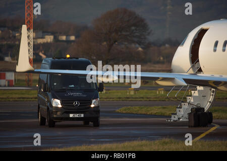 Eine sehr teure Biz Jet (Global 5000) sitzt auf einem abgelegenen Teil des Flughafens erwartet die Gäste an Bord. Der internationale Flughafen Glasgow, Glasgow, Großbritannien - 28. Stockfoto