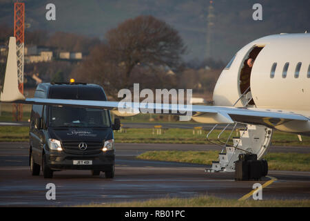 Eine sehr teure Biz Jet (Global 5000) sitzt auf einem abgelegenen Teil des Flughafens erwartet die Gäste an Bord. Der internationale Flughafen Glasgow, Glasgow, Großbritannien - 28. Stockfoto